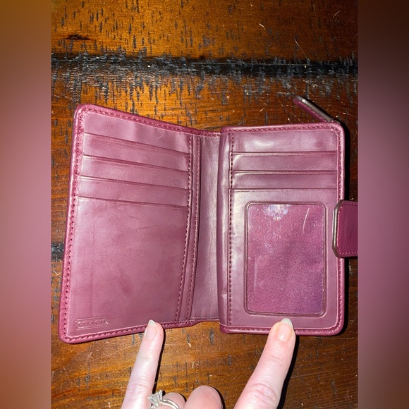 Vintage Coach smooth leather wallet in Burgundy EVC~ - Picture 5 of 16